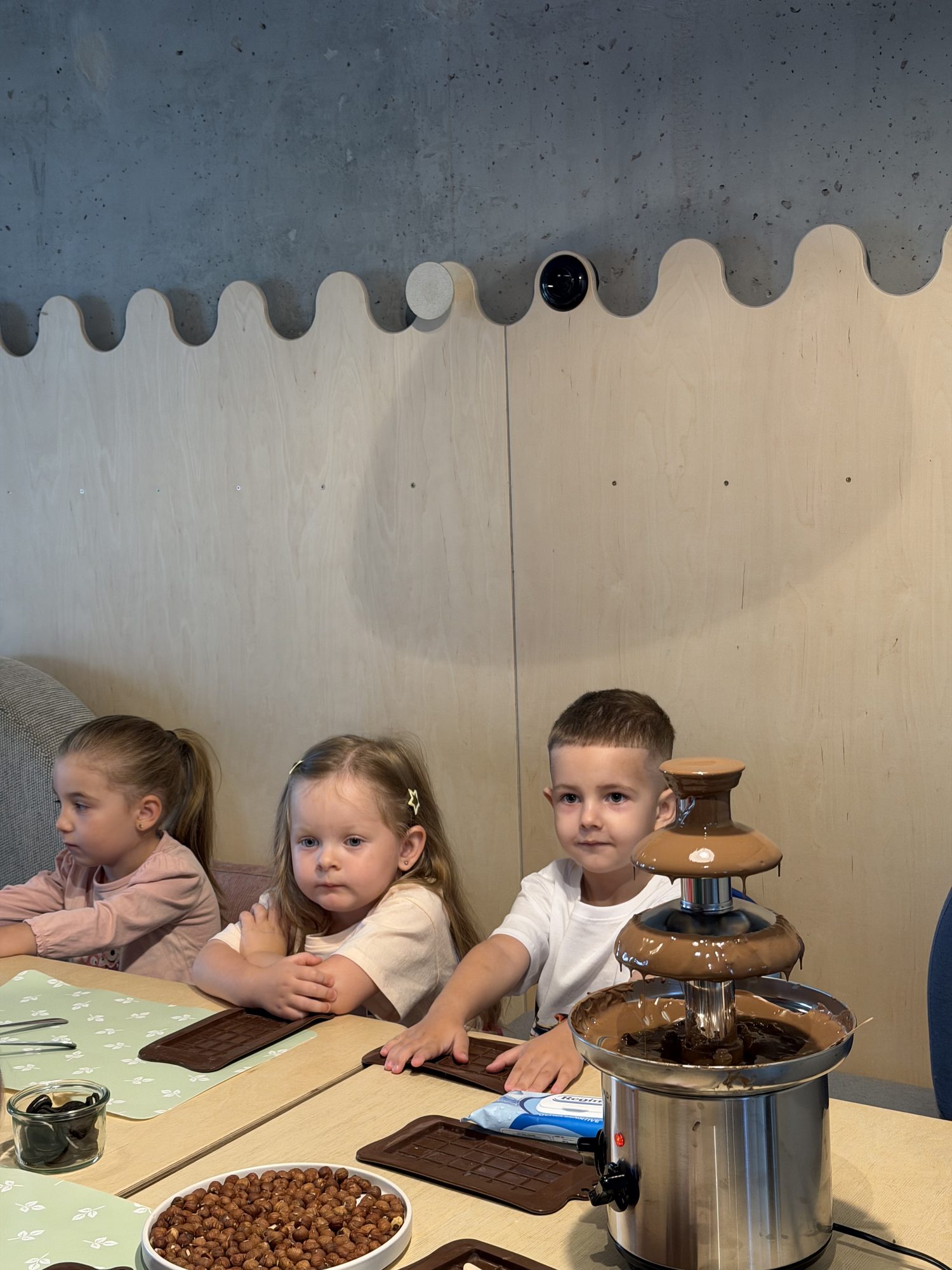 Dzieci przy fontannie czekoladowej