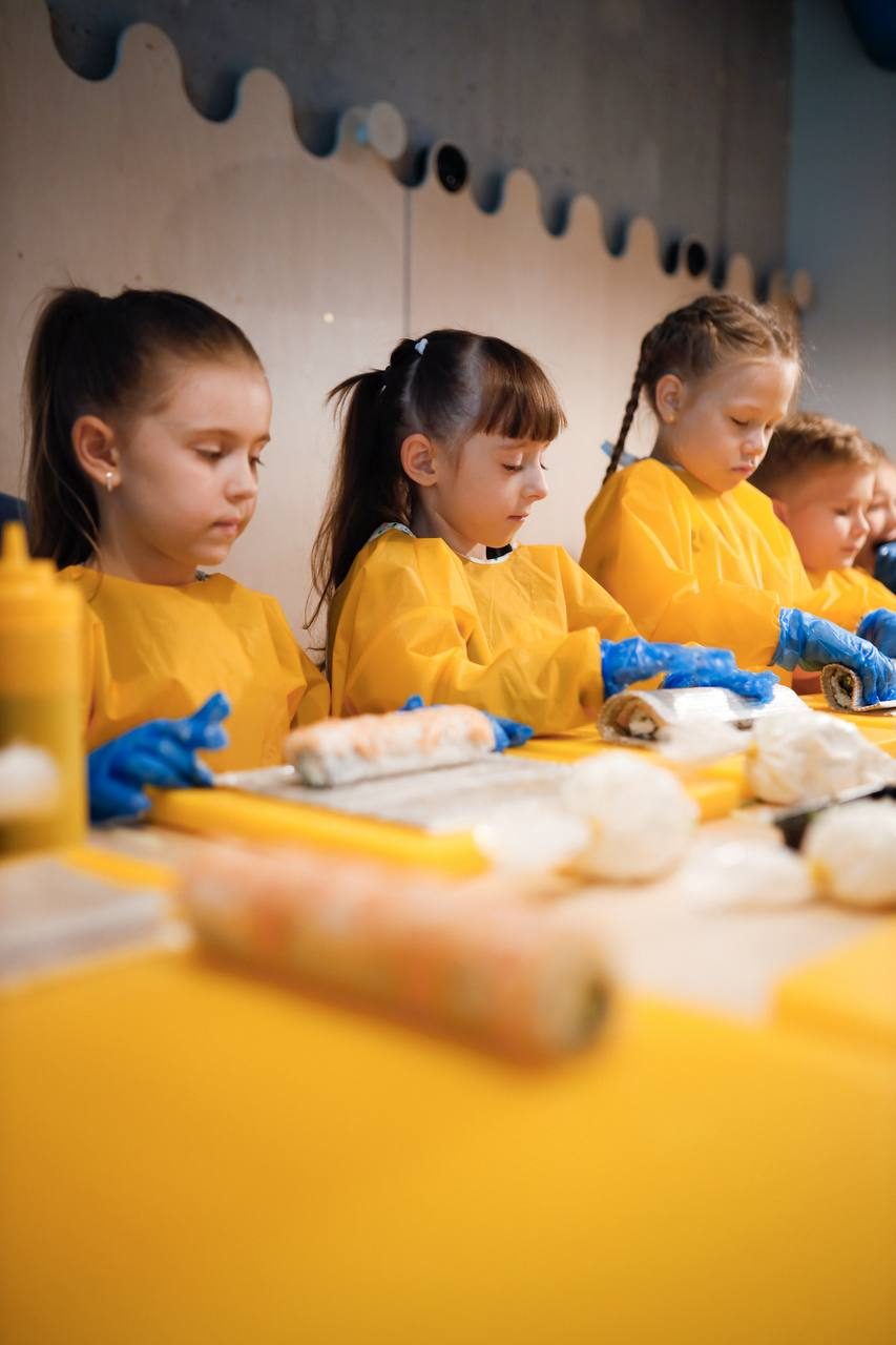 Dzieci robią sushi na macie bambusowej