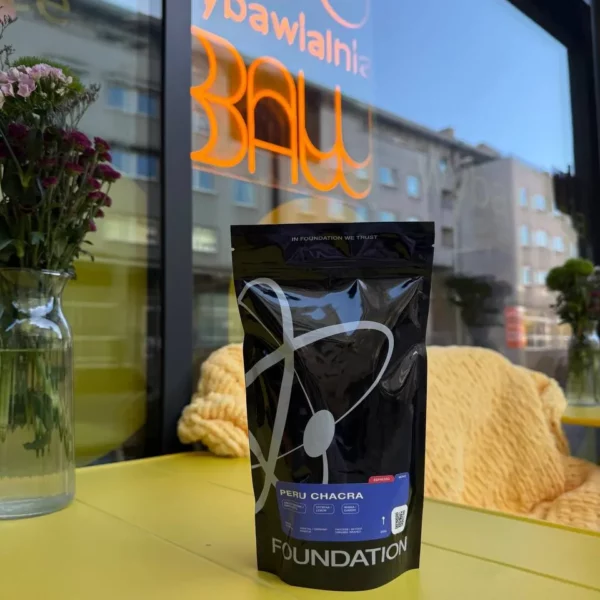 Kawa Peru Chacra Foundation 250 g na żółtym stoliku w WyBawialni