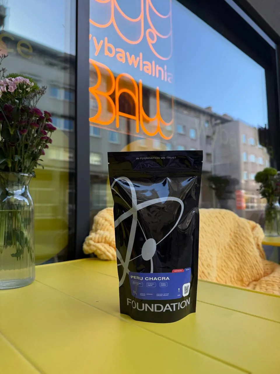 Kawa Peru Chacra Foundation 250 g na żółtym stoliku w WyBawialni