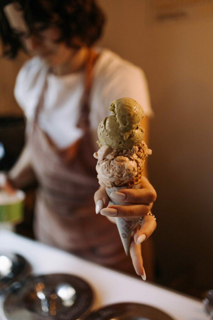 Lody rzemieślnicze w wafelku podawane w kawiarni WyBawialnia