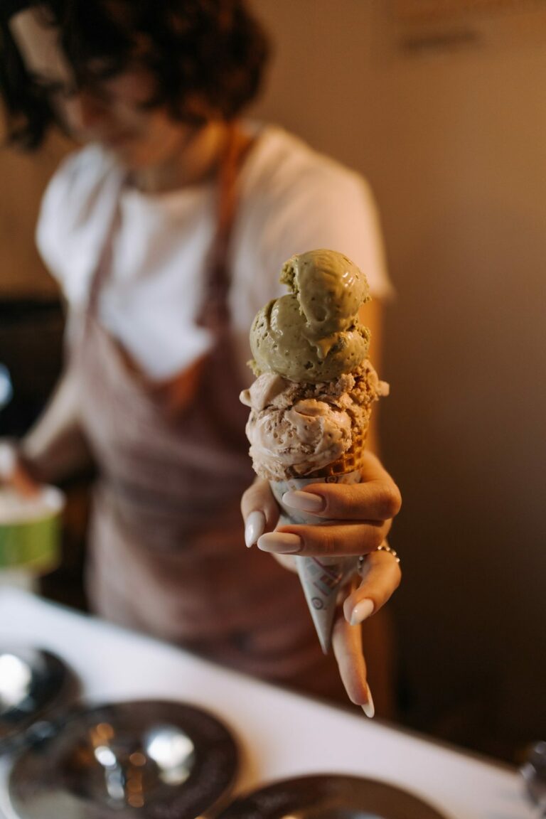 Lody rzemieślnicze w wafelku podawane w kawiarni WyBawialnia